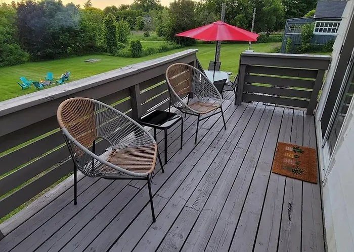 Tranquil Cottage Retreat In Prince Edward County